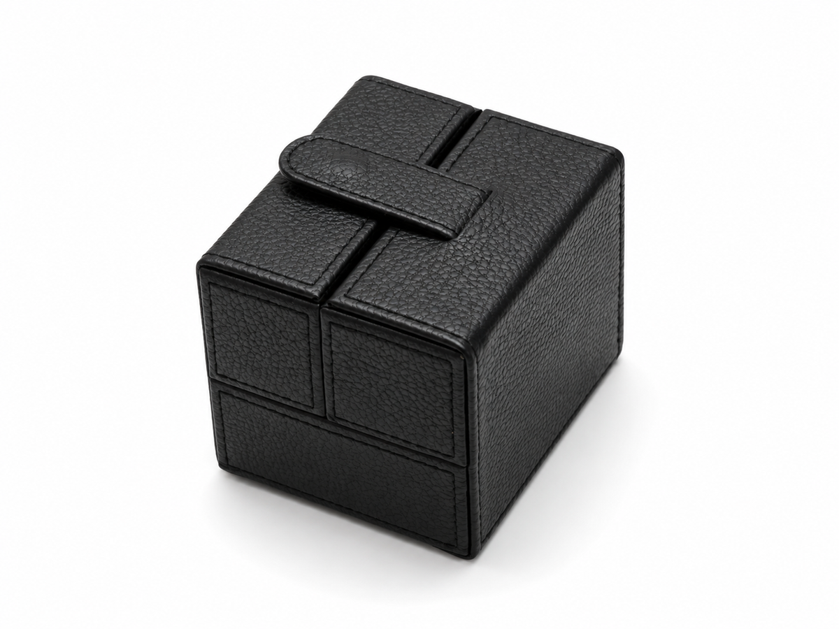 Vue en perspective de l’étui Nomade Signature noir en cuir pour 1 montre fermé
