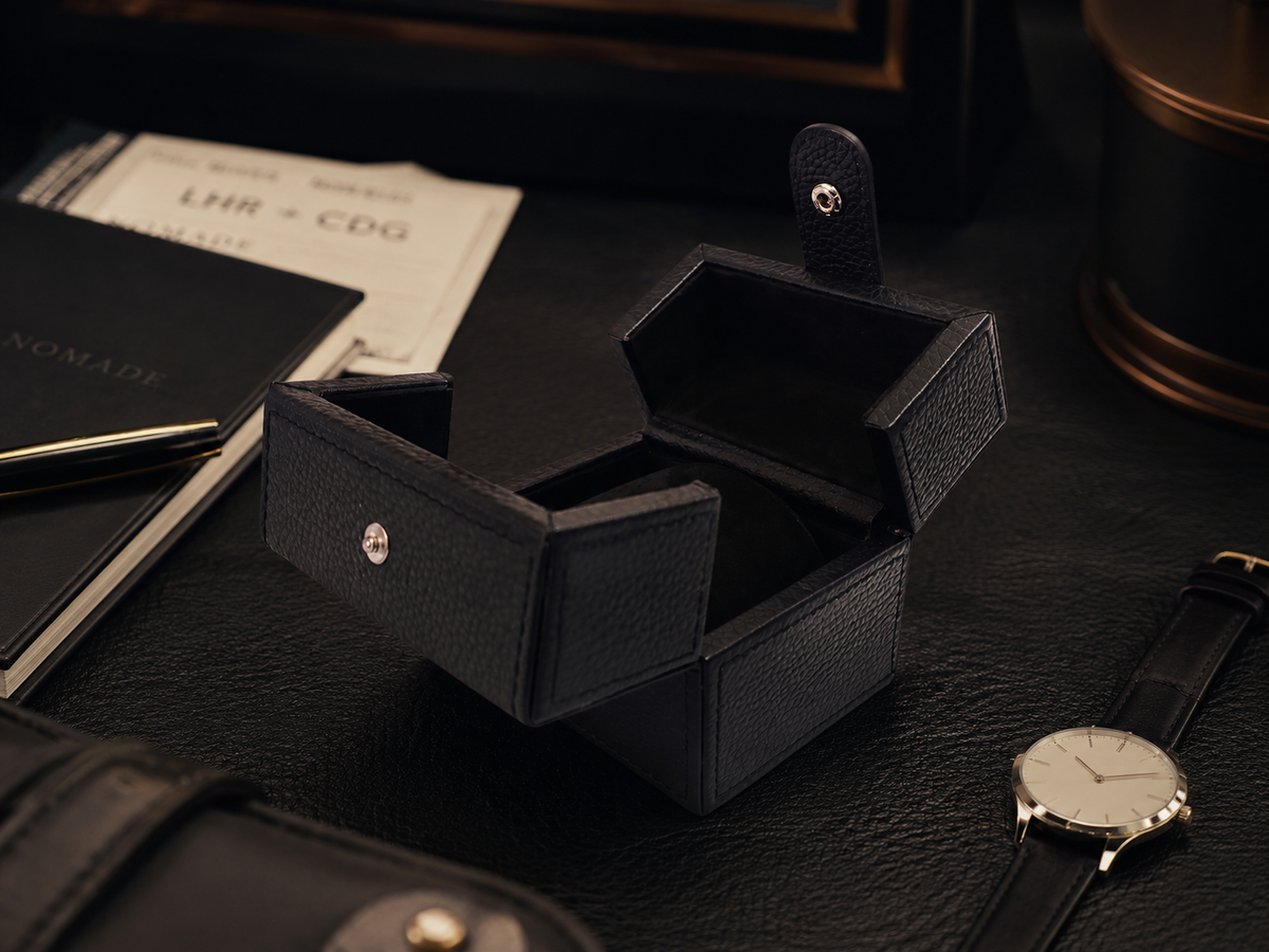 Étui de voyage en cuir Signature noir pour une montre dans un décor élégant